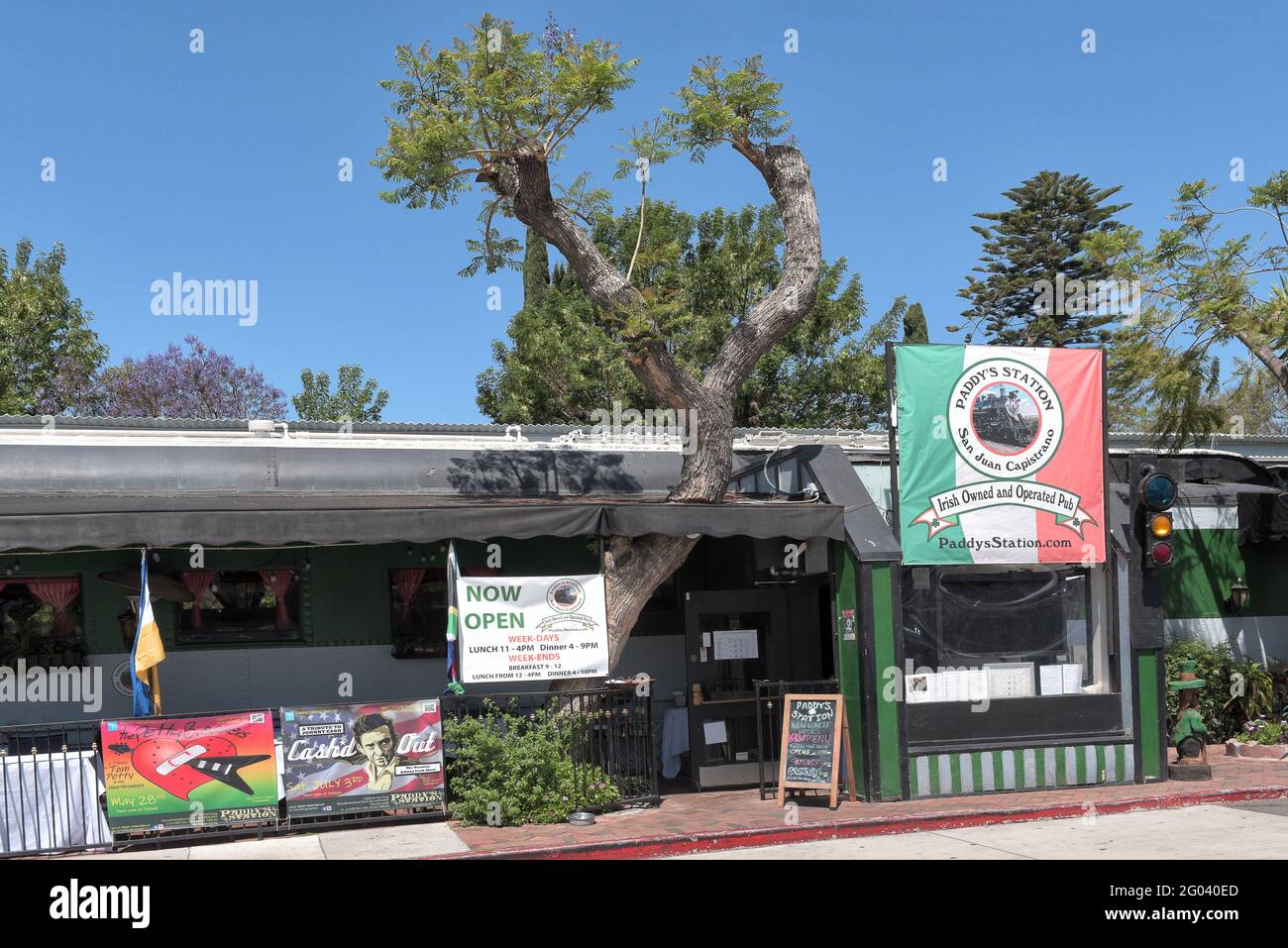 SAN JUAN CAPISTRANO, CALIFORNIA - 27 MAGGIO 2021: Paddys Station un pub irlandese in vecchie auto ferroviarie nel centro storico. Foto Stock