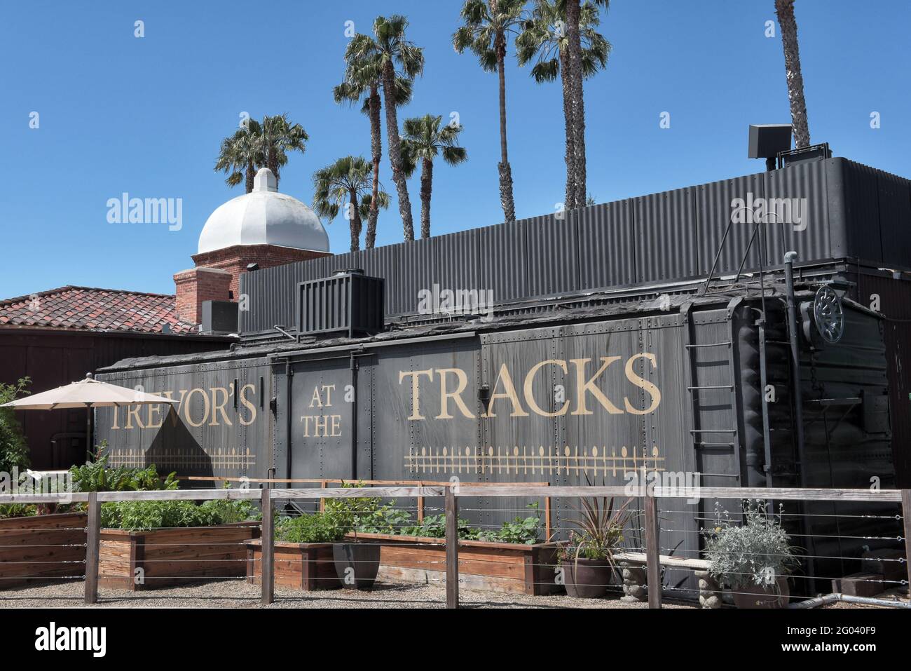 SAN JUAN CAPISTRANO, CALIFORNIA - 27 MAGGIO 2021: Trevors presso il ristorante Tracks all'aperto al coperto presso un deposito ferroviario del 1894 che offre un esclusivo New American Foto Stock
