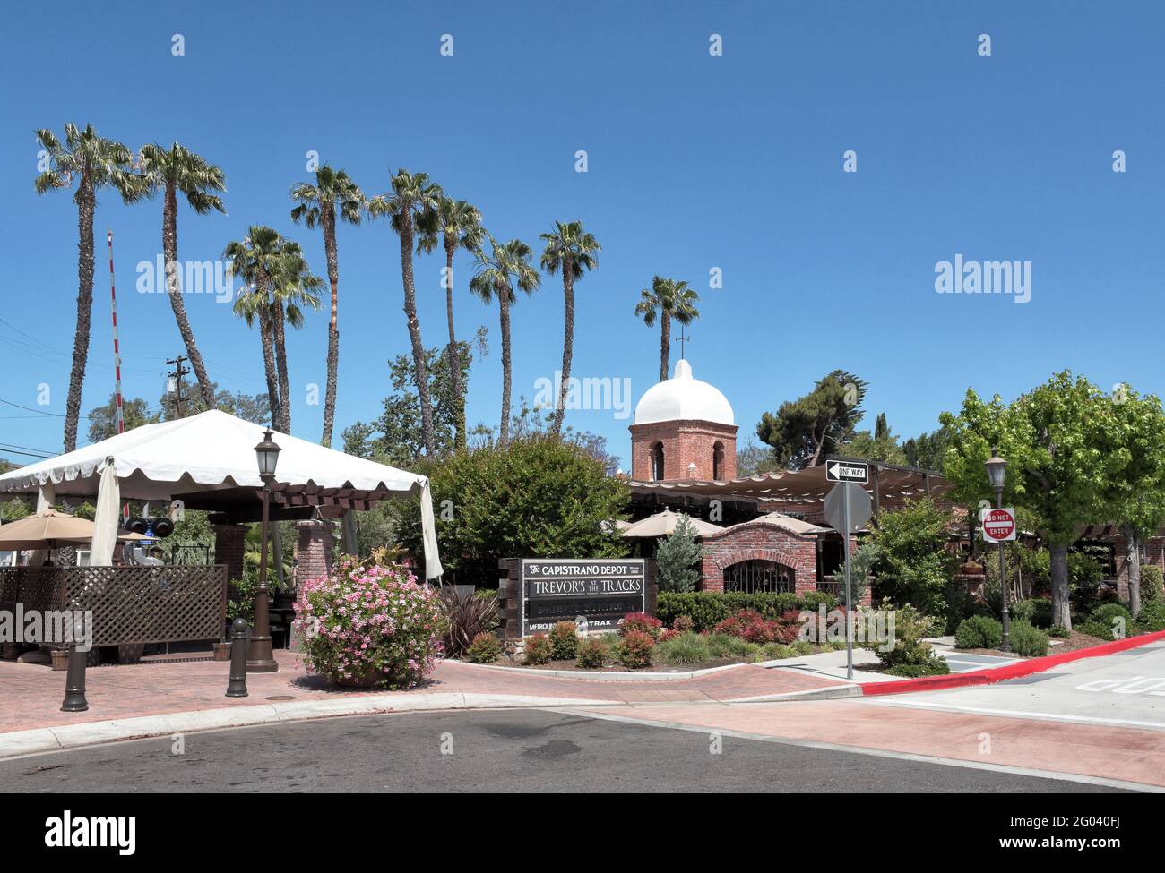 SAN JUAN CAPISTRANO, CALIFORNIA - 27 MAGGIO 2021: Trevors presso il ristorante Tracks all'aperto al coperto presso un deposito ferroviario del 1894 che offre un esclusivo New American Foto Stock