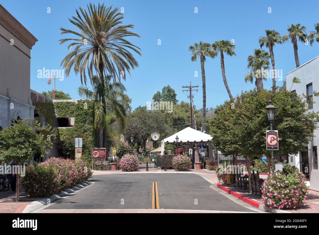 SAN JUAN CAPISTRANO, CALIFORNIA - 27 MAGGIO 2021: Verdugo Street guardando verso le piste e il quartiere storico di Los Rios. Foto Stock