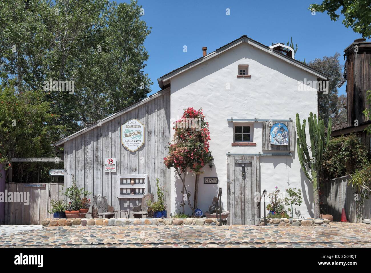 SAN JUAN CAPISTRANO, CALIFORNIA - 27 MAGGIO 2021: Josies Hair Salon nel quartiere storico di Los Rios. Foto Stock