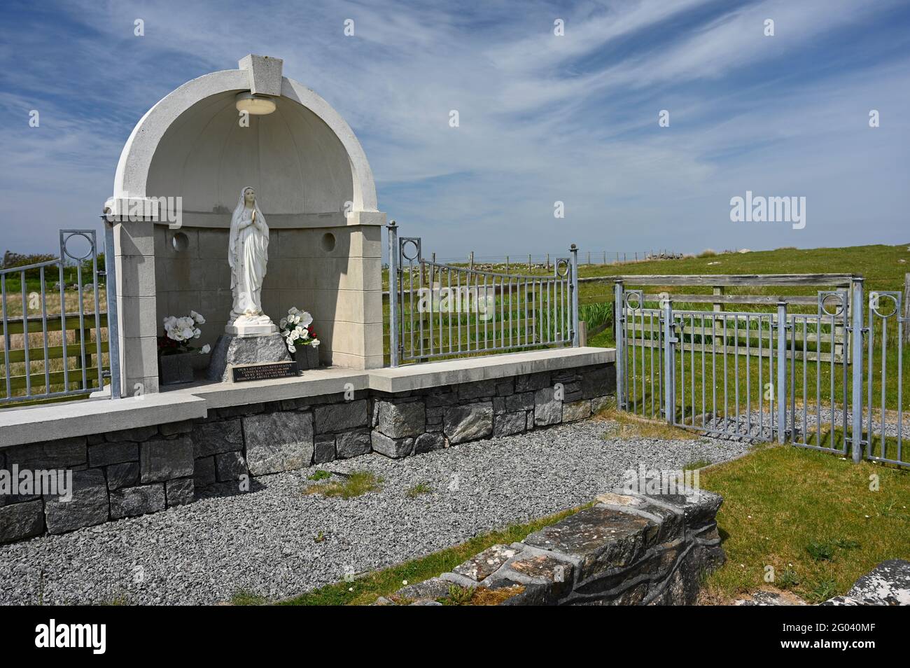 Santuario di nostra Signora di Lourdes in Sud Uist, Ebridi esterne, Scozia. Giornata di sole con cielo blu e nuvola di luce. Foto Stock