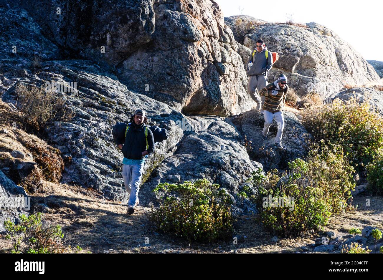 Giovani amici escursioni sulle montagne di Marcahuasi situato in Perù. Gruppo di escursionisti che camminano nella natura. Foto Stock