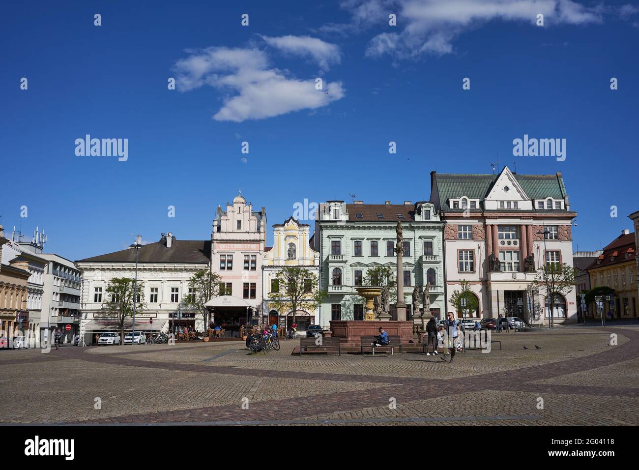 Kolin, Repubblica Ceca - 22 maggio 2021 - Piazza Carlo nel centro medievale della città fondata dal re Přemysl Otakar II prima del 1261. Foto Stock