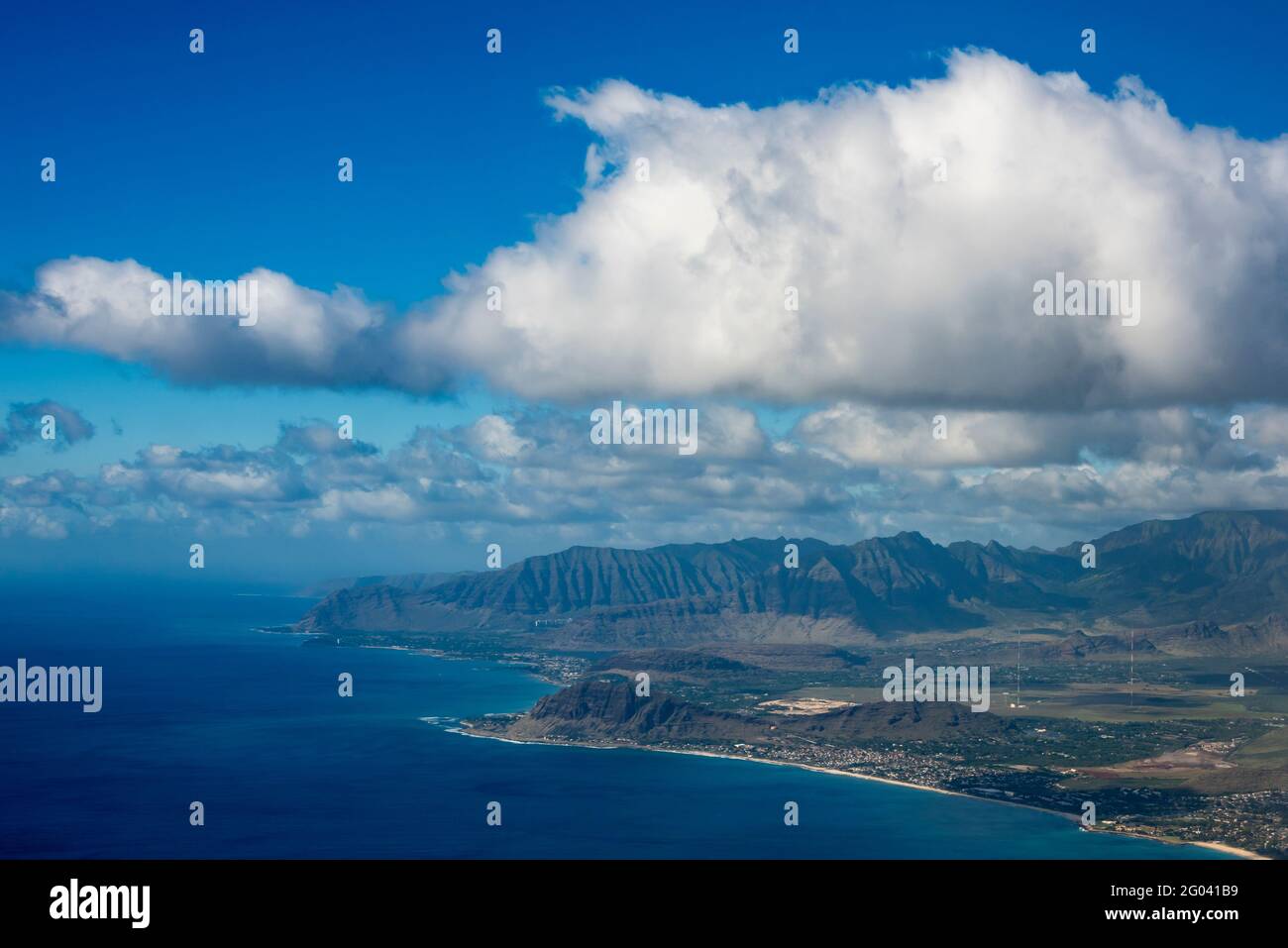 Veduta aerea di Waianae Hawaii nella Contea di Honolulu. Waianae è la città principale sulla costa orientale di Oahu. La Costa di Waianae vanta alcuni dei più bei di Oahu Foto Stock