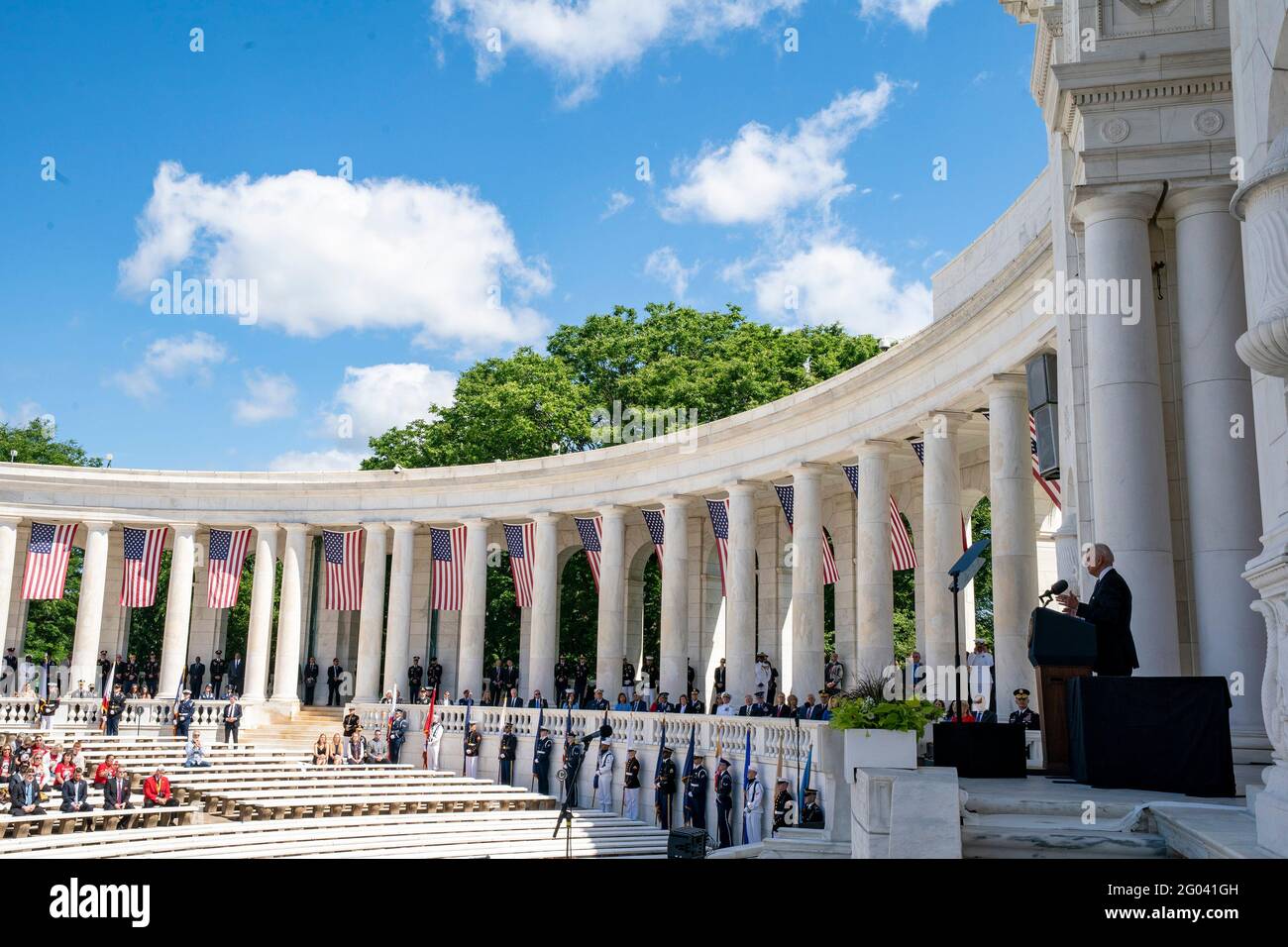 Il presidente degli Stati Uniti Joe Biden parla al 153rd National Memorial Day Observance Arlington National Cemetery ad Arlington, Virginia, lunedì 31 maggio 2021. Il presidente Biden ha anche deposto una corona alla tomba del solder sconosciuto prima di parlare. Credit: Tasos Katopodis/Pool via CNP /MediaPunch Foto Stock