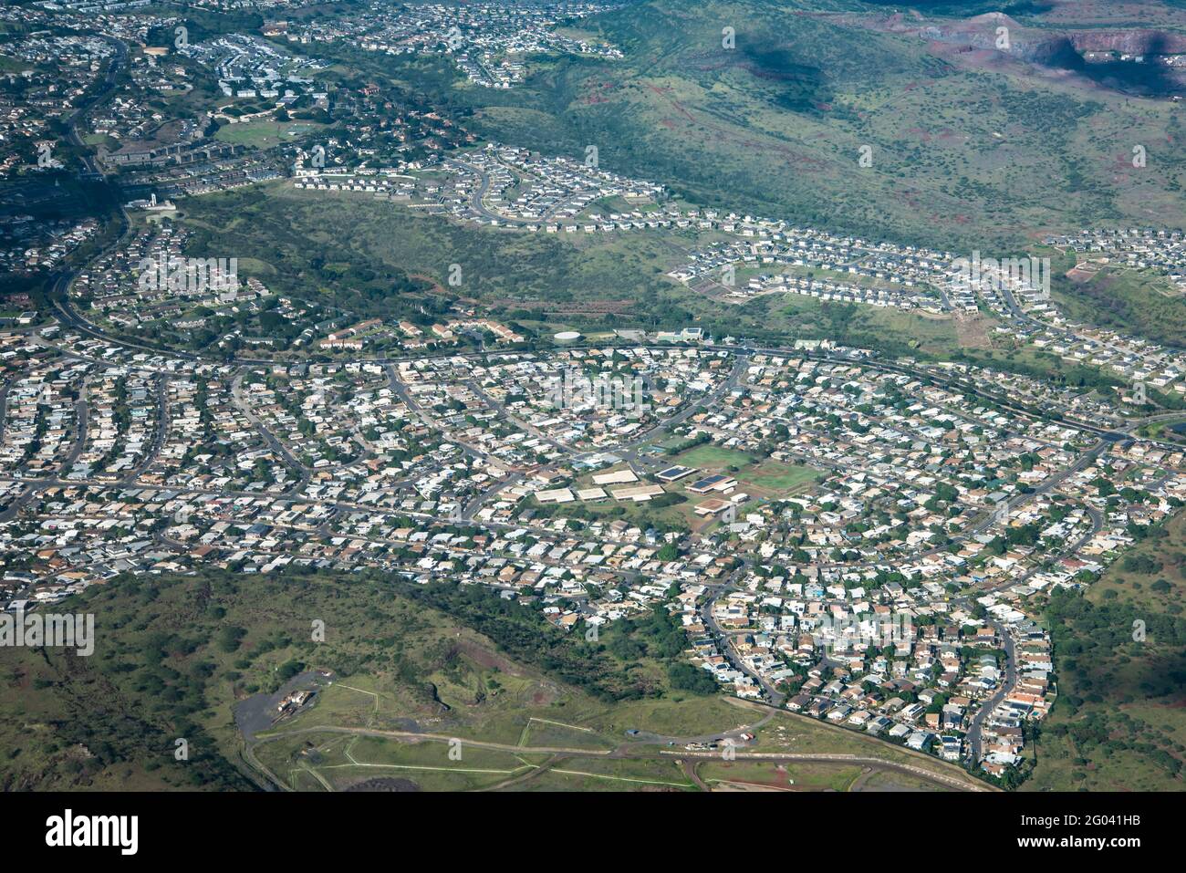 Vista aerea di Makakilo Hawaii. La scuola di omelismo Makakilo si trova nel mezzo della zona residenziale. Con le viste spettacolari dalle colline, questa cha Foto Stock