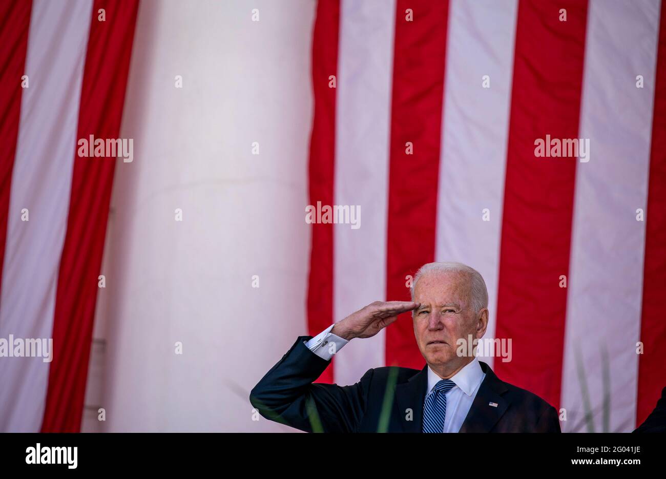 Il presidente degli Stati Uniti Joe Biden saluta al cimitero nazionale di Arlington, Virginia lunedì 31 maggio 2021. Il Presidente Biden ha reso le osservazioni al discorso del giorno del memoriale al 153esimo giorno nazionale del memoriale. Credit: Tasos Katopodis/Pool via CNP /MediaPunch Foto Stock