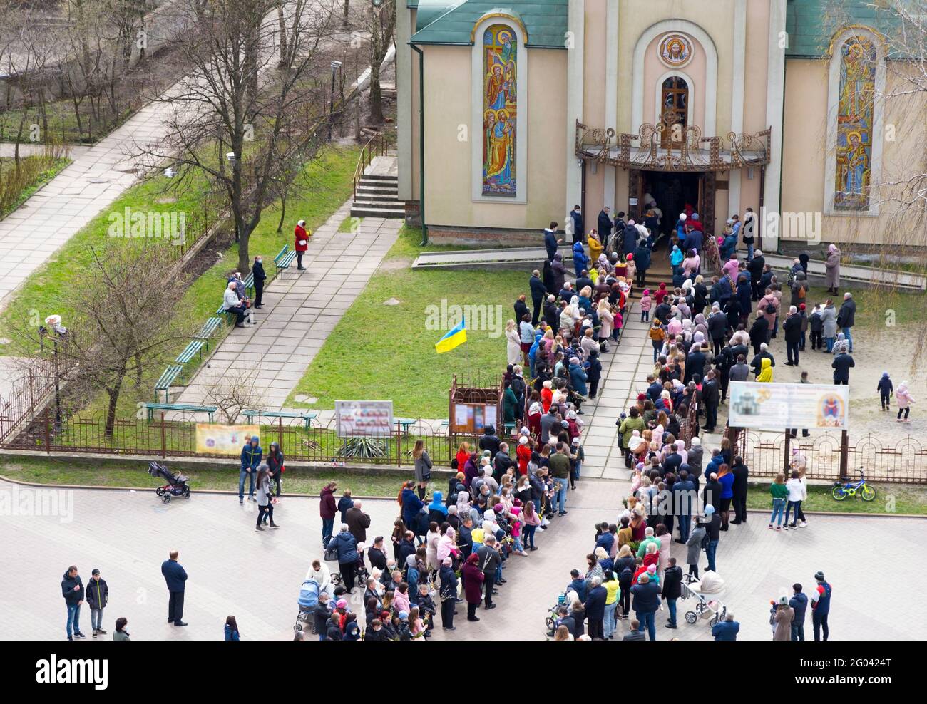 Consacrazione dei rami salici nella Domenica delle Palme vicino alla Cattedrale di Lviv, 21 aprile 2021. Vista dall'alto Foto Stock