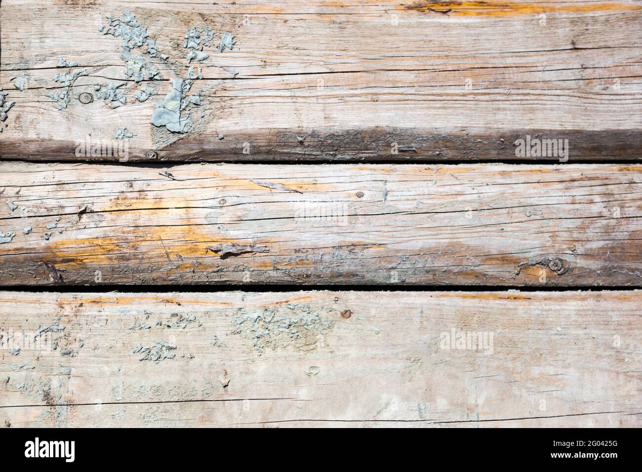 Vecchia struttura di legno con motivi naturali, e resti di cemento vecchio. Foto Stock