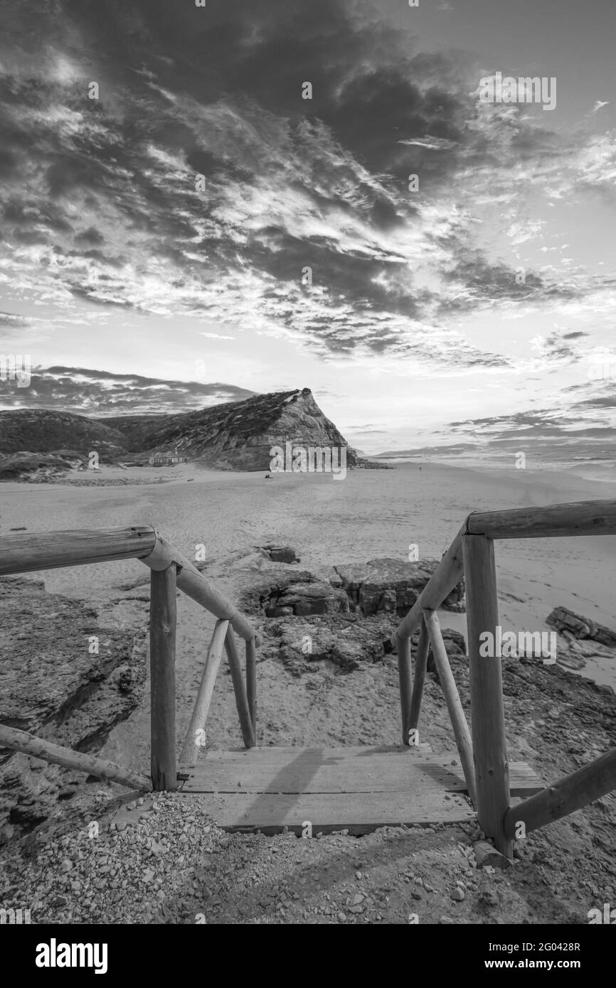Bellissima spiaggia di sabbia e scogliera al tramonto. Panorama costa atlantica. Foto Stock