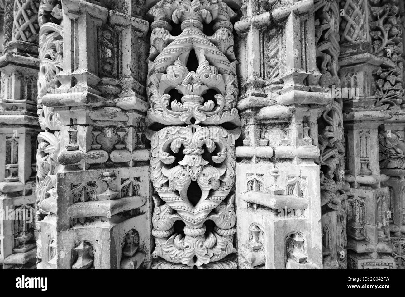 Parte di una colonna di pietra scolpita nel monastero di Batalha (Portogallo) Foto Stock