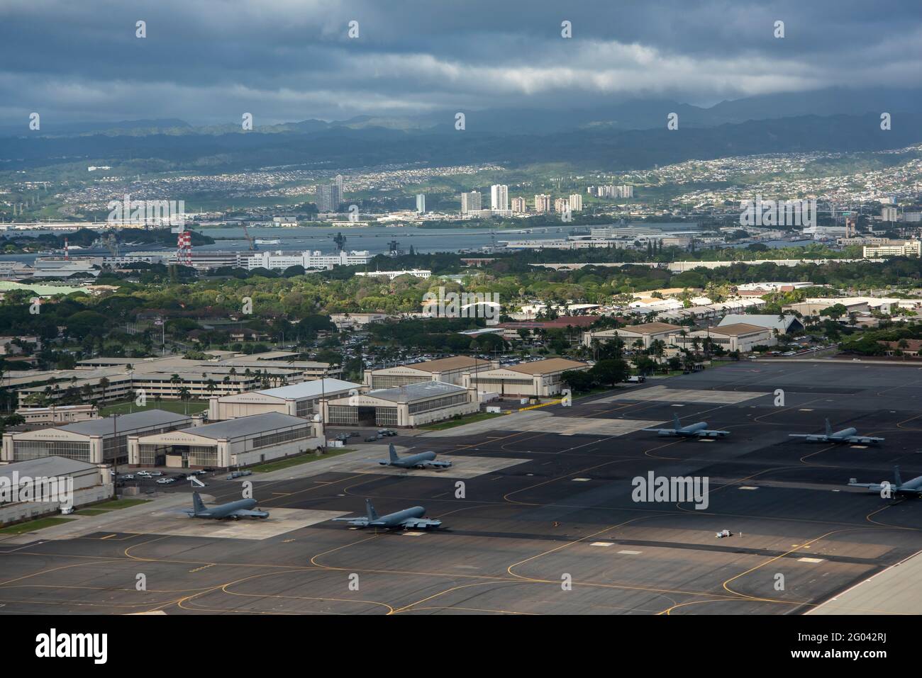 Vista aerea di Honolulu Hawaii che mostra la base dell'aeronautica di Hickam che ospita il Pacific Command, il PACAF, la 15th Wing e l'Hawaii Air National GU Foto Stock