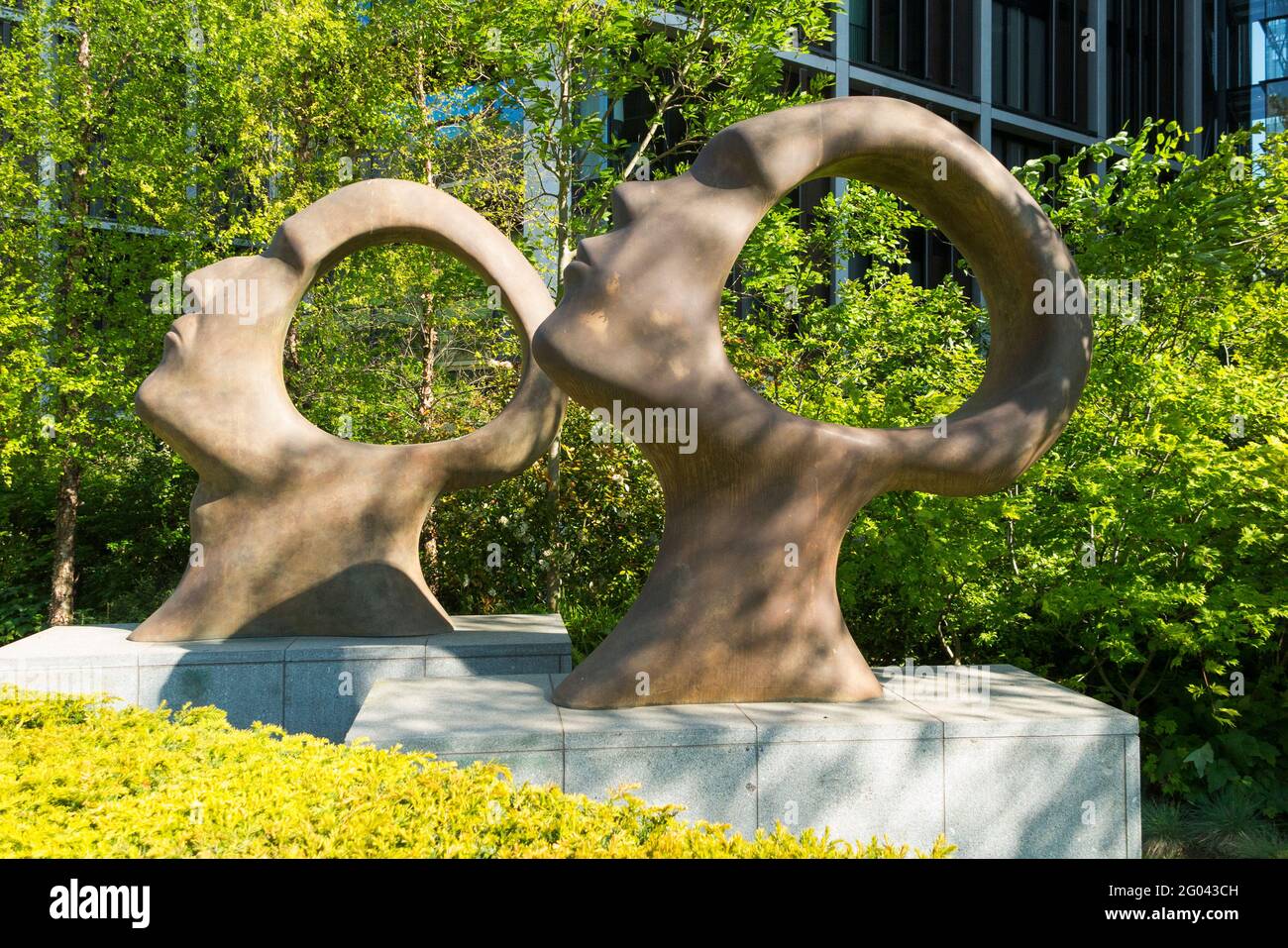 "Search for Enlightenment" dello scultore Simon Gudgeon è una scultura in bronzo contemporanea di testa e collo maschile e femminile che guarda verso l'alto. (123) Foto Stock