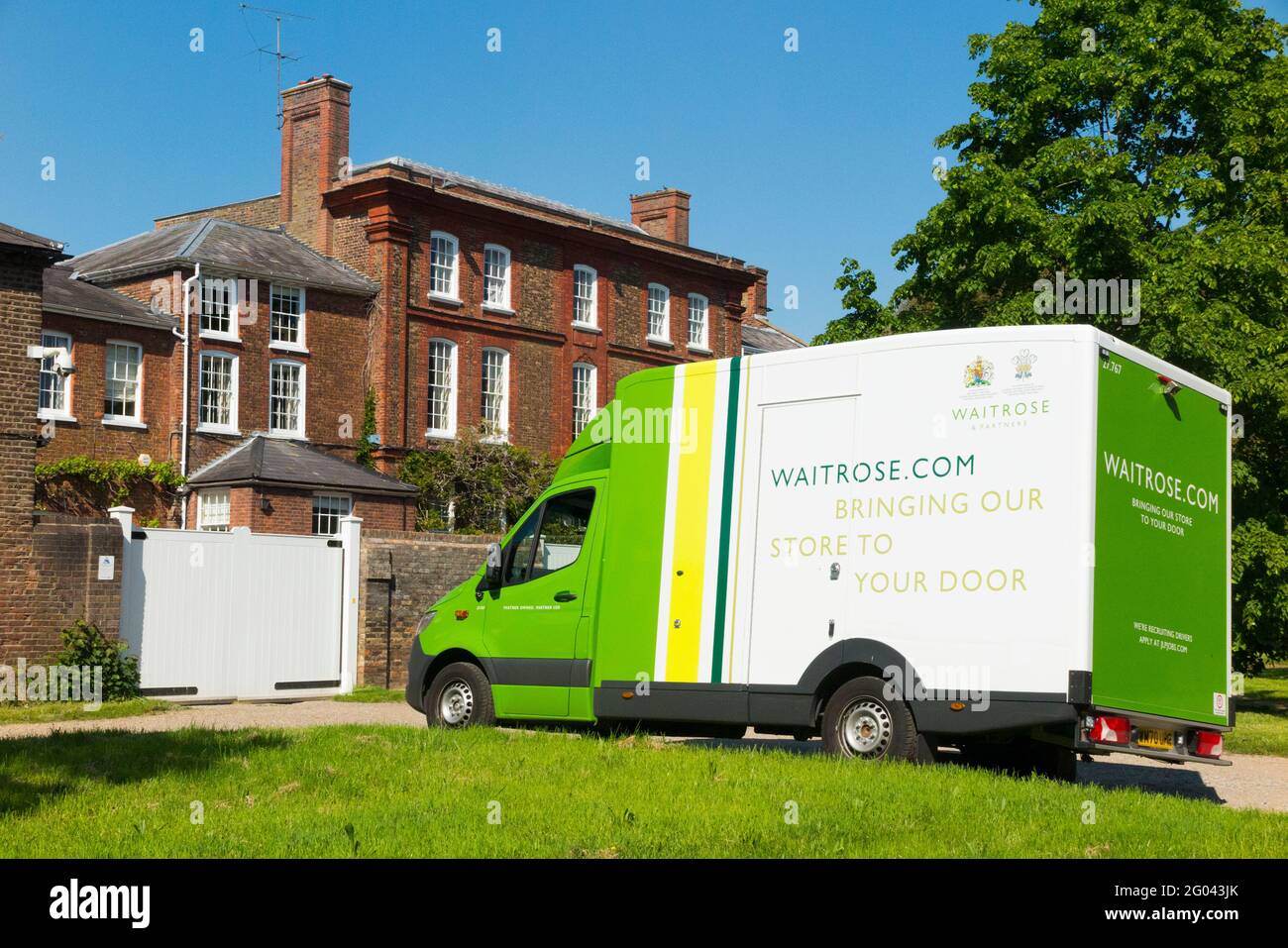 Waitrose .com supermercato / super market consegna furgone in strada di campagna residenziale rendendo la consegna a casa esclusiva di lusso – Ormeley Lodge, Ham. REGNO UNITO Foto Stock