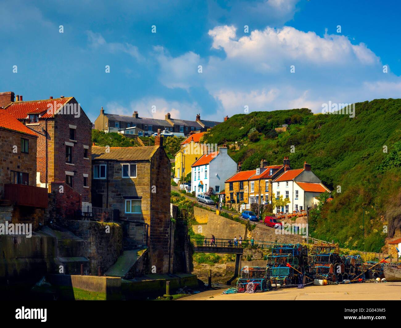 Agriturismo sulla Cowbar Bank sulla costa dello Yorkshire settentrionale dove La strada Cleveland lunga distanza a piedi entra nel villaggio di Staithes da Nord Foto Stock