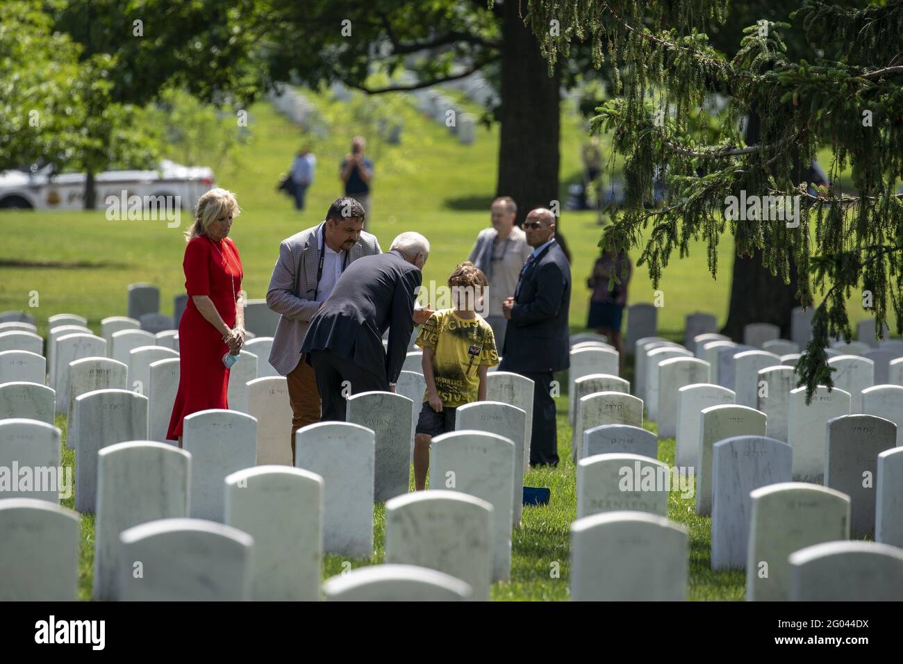 Arlington, Stati Uniti. 31 maggio 2021. Il presidente Joe Biden e la First Lady Jill Biden si fermano e salutano i membri della famiglia nella sezione 12 del cimitero nazionale di Arlington ad Arlington, Virginia, lunedì 31 maggio 2021. Il Presidente Biden ha anche deposto una corona alla Tomba del Milite Ignoto prima di parlare alla 153a Giornata Nazionale del Memoriale. Photo by Tasos Katopodis/UPI Credit: UPI/Alamy Live News Foto Stock