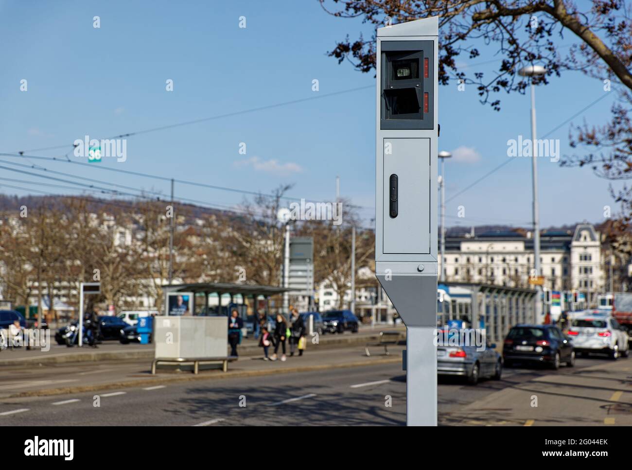 macchina fotografica radar stazionaria di velocità in città grande con le automobili e le persone in background sfocato, i controlli di velocità sono importanti per garantire la sicurezza del traffico, da Foto Stock