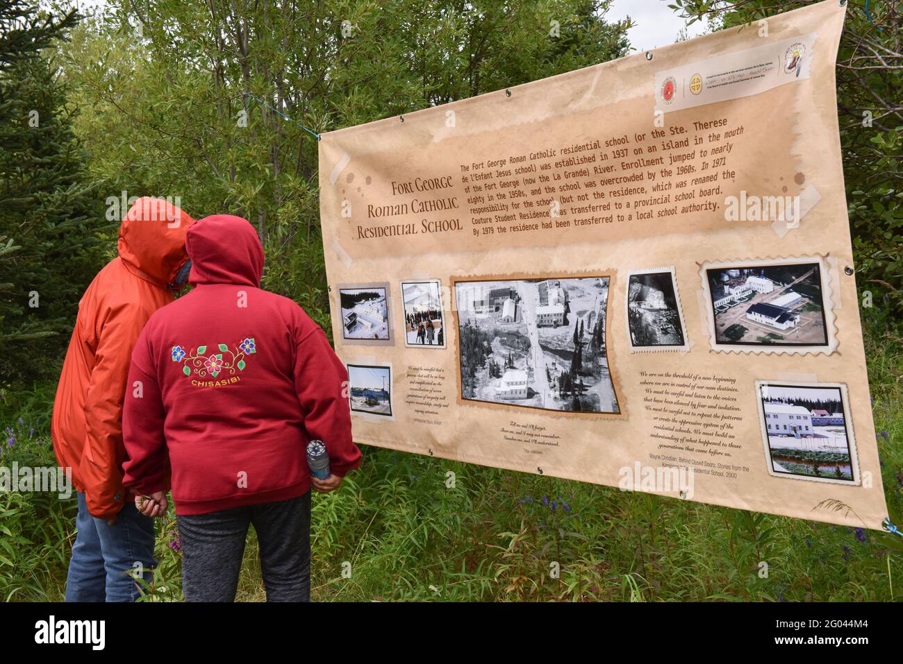 Residential School Survivors esaminare il luogo in cui ci era una scuola residenziale, a Fort-George Quebec settentrionale, Canada Foto Stock