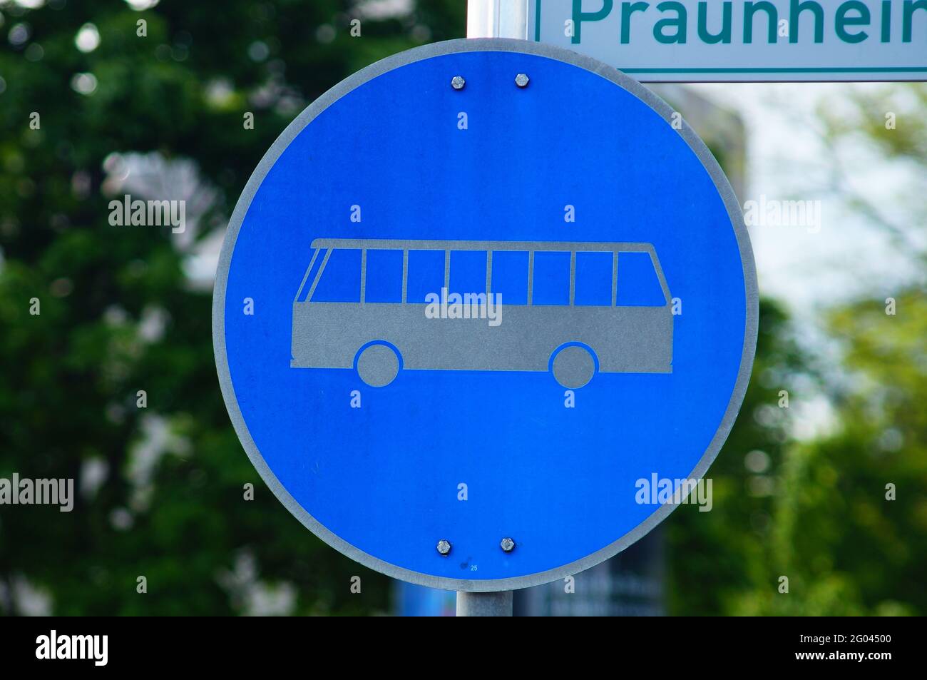 Indicazioni per una corsia di autobus a Francoforte, Germania. Foto Stock