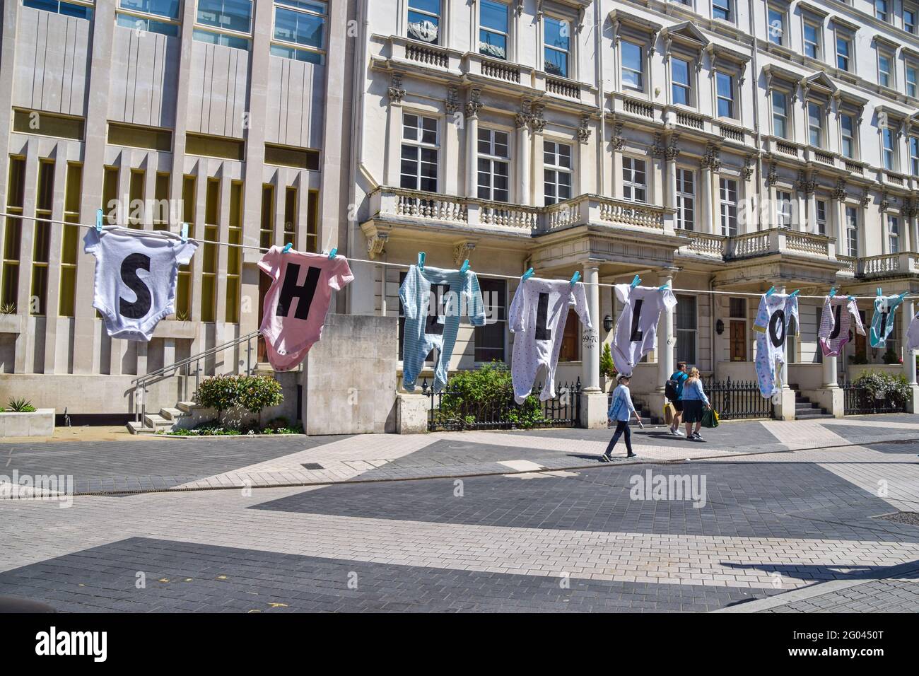 Londra, Regno Unito. 31 maggio 2021. I vestiti del bambino con le lettere che stampano Shell fuori sono appesi fuori dal museo della scienza a Londra durante la protesta anti-Shell della ribellione estintiva. Gli attivisti si sono riuniti fuori dal museo a South Kensington ancora una volta come parte della loro protesta continua contro la sponsorizzazione di Shell della mostra Our Future Planet Climate Change. (Foto di Vuk Valcic/SOPA Images/Sipa USA) Credit: Sipa USA/Alamy Live News Foto Stock