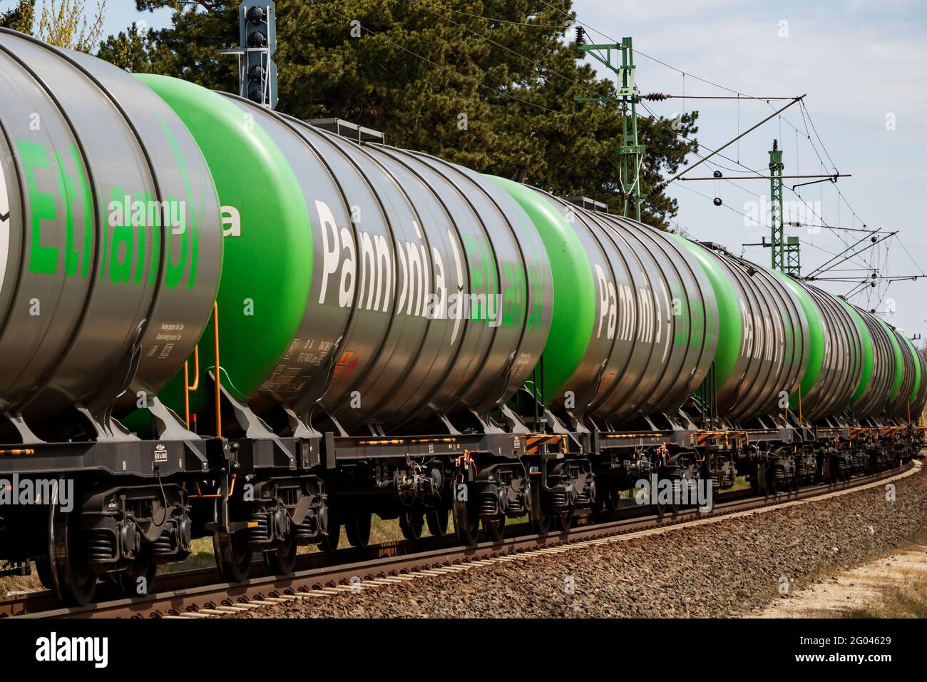 Siofok, Ungheria - 12 aprile 2021: Trasporto ferroviario internazionale. Carro ferroviario per il trasporto merci alla stazione ferroviaria. Trasporto e spedizione globale. Foto Stock