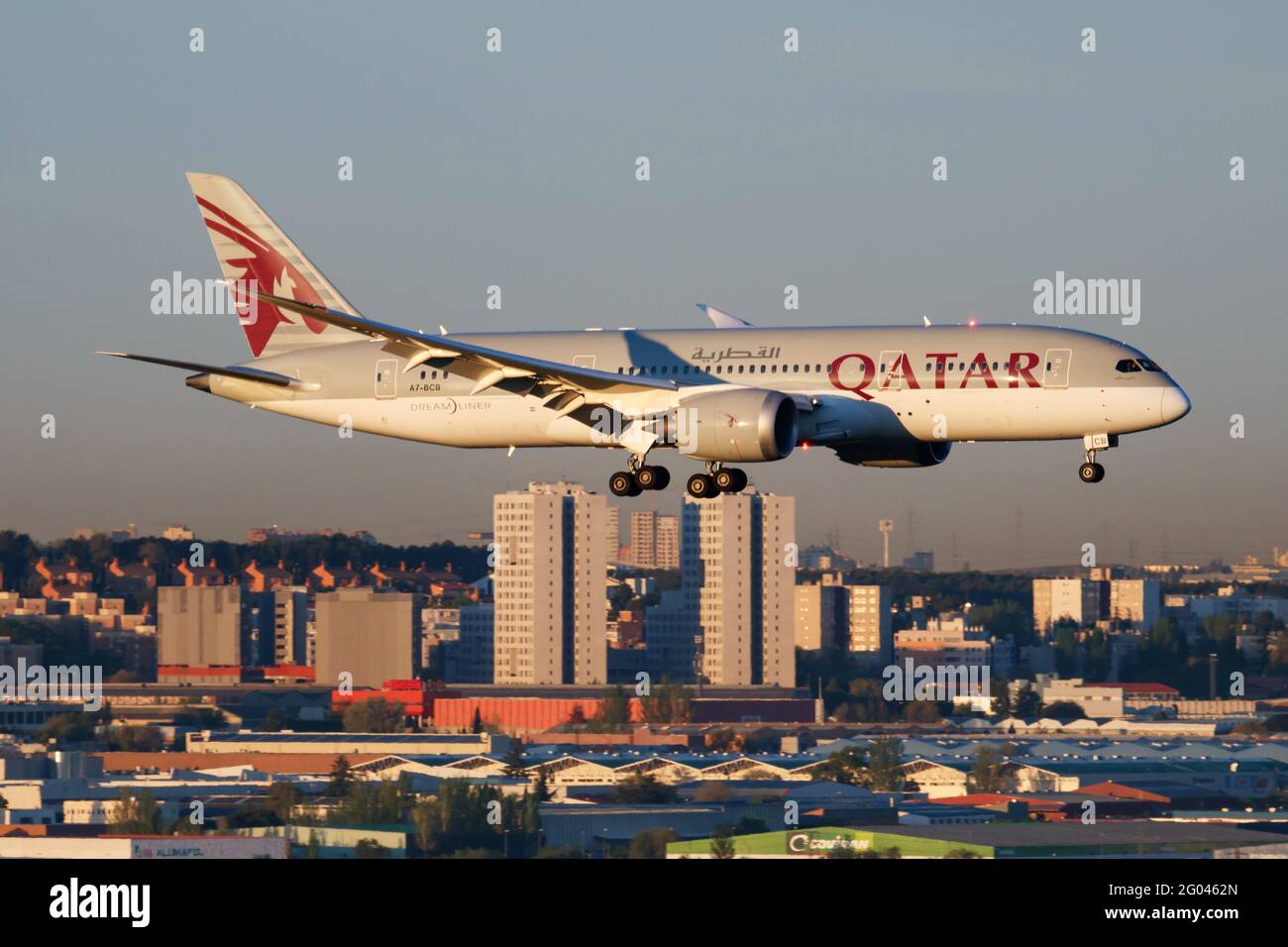 Madrid, Spagna - 4 maggio 2016: Aereo passeggeri Qatar Airways all'aeroporto. Programma il viaggio di volo. Aviazione e aeromobili. Trasporto aereo. Internatio globale Foto Stock