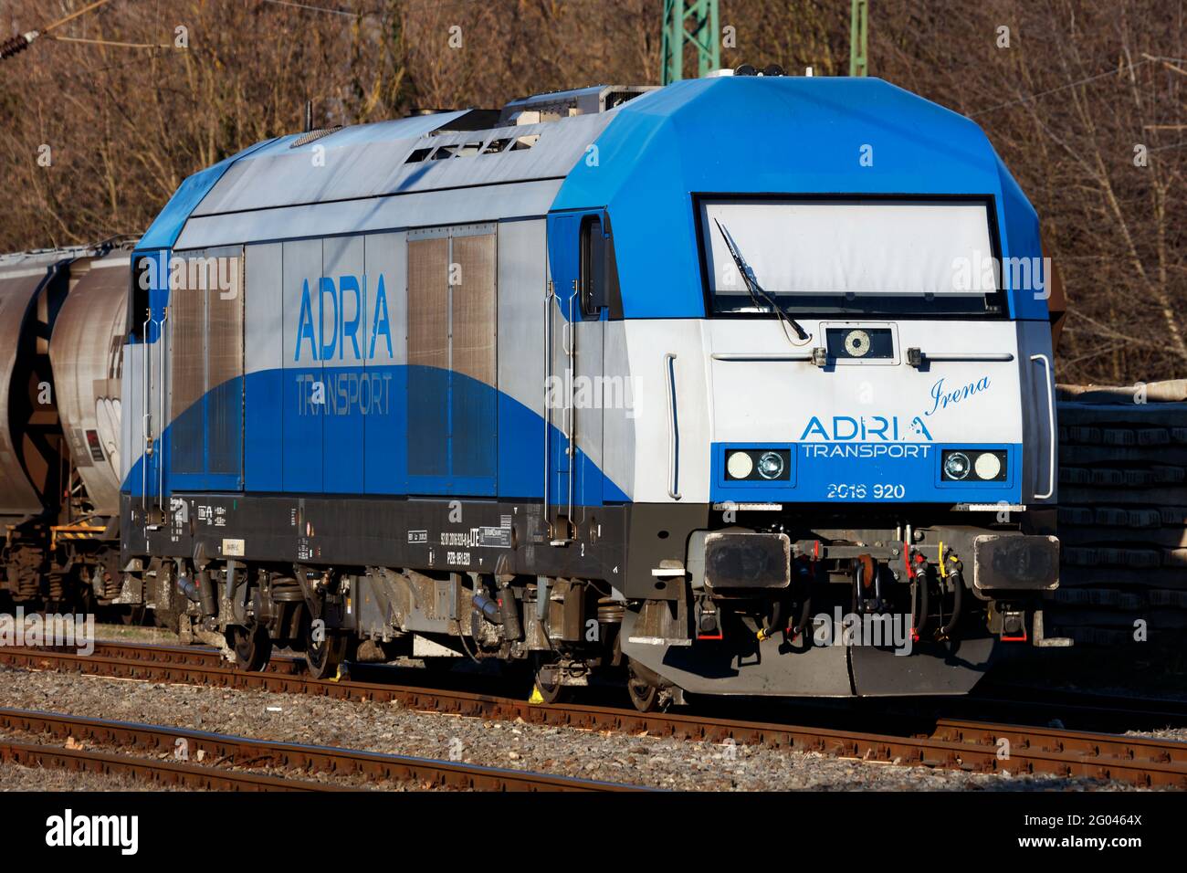 Balatonszentgyorgy, Ungheria - 7 marzo 2021: Trasporto ferroviario internazionale. Treno locomotiva alla stazione. Trasporto ferroviario globale e trasporto. Foto Stock