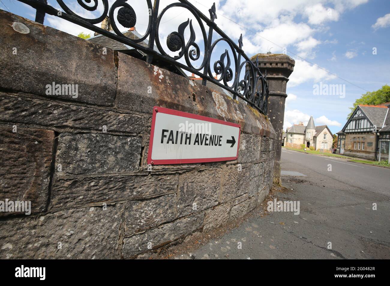 Quarrier's Village, Kilmacolm, Inverclyde, Renfrewshire, Scozia, UKh. I nomi delle strade che riflettono l'ethos del villaggio. Faith Avenue Foto Stock