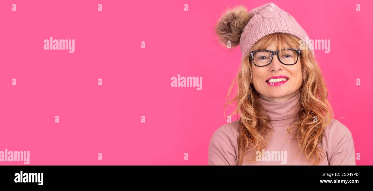 ritratto di donna bionda adulta o anziana isolato sullo sfondo Foto Stock
