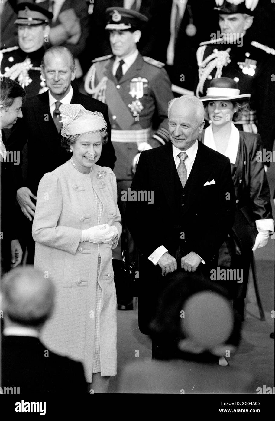 S.A.R. la Regina e il Principe Phillip alla Victoria Station di Londra, con Kenan Evren, presidente della Turchia, in visita di Stato nel Regno Unito, Foto Stock