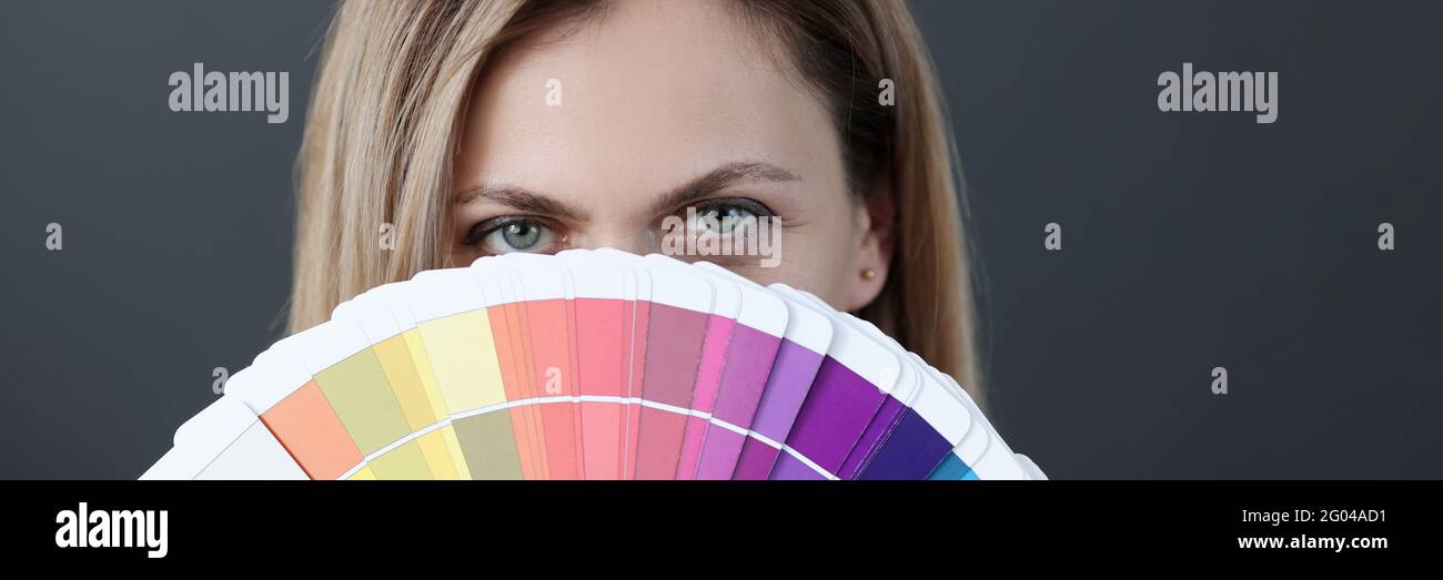 Ritratto di donna che tiene fan della tavolozza dei colori Foto Stock