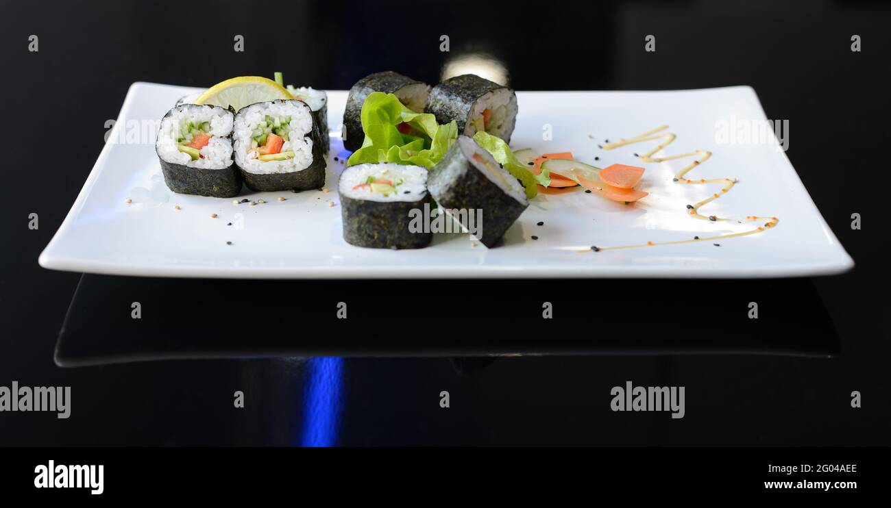 Panini al sushi su piatto bianco. Cibo giapponese. Foto Stock