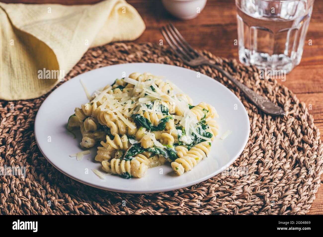 Pasta di spinaci con Timo e Zest al limone Foto Stock