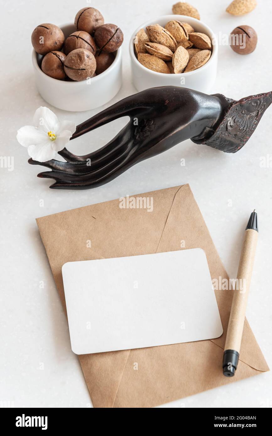 Composizione di noci esotiche e porta-mano di biglietto da visita Foto Stock