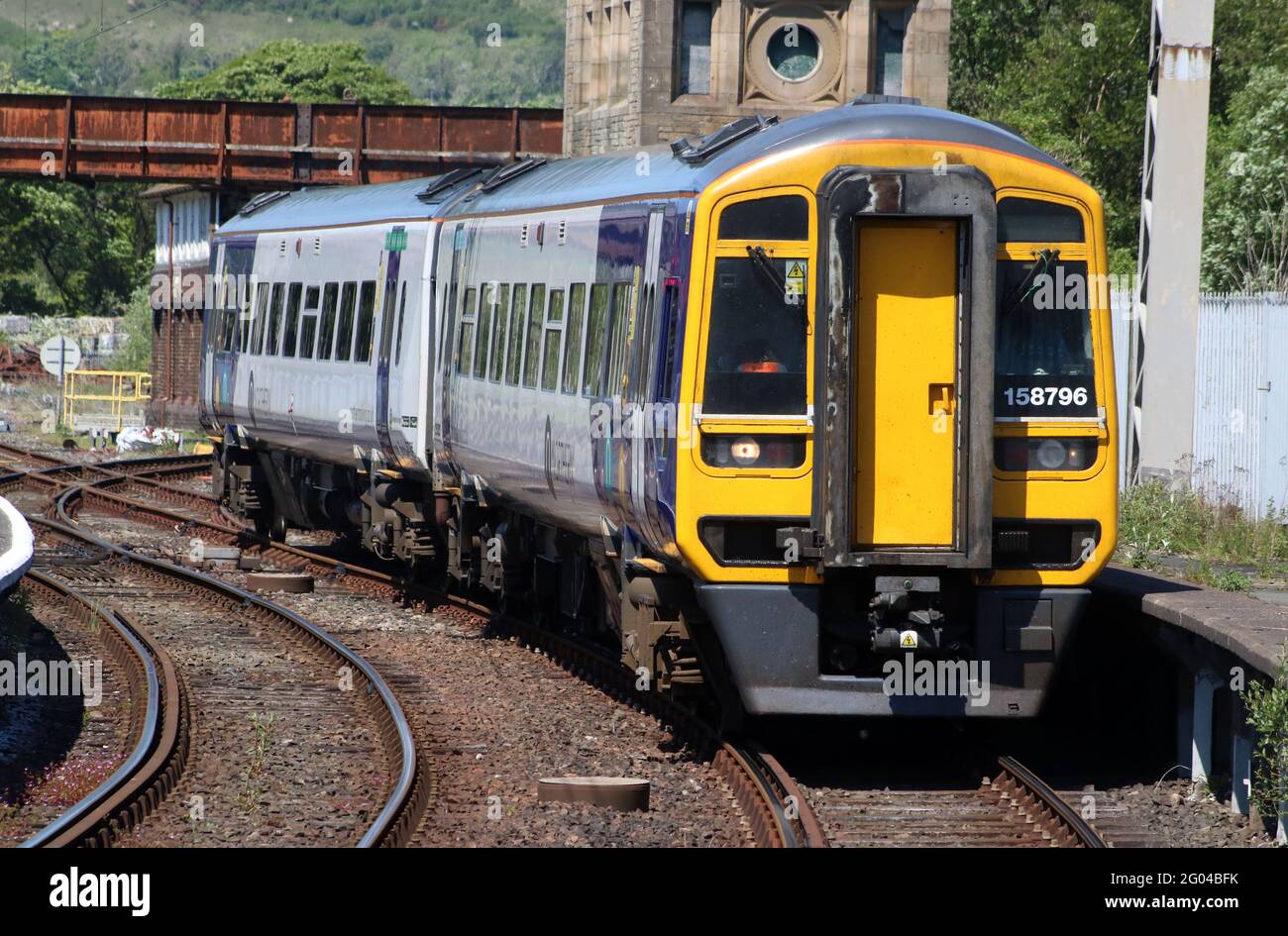 Classe 158 due auto express sprinter dmu, unità numero 158 796, nella livrea settentrionale arrivo al binario 1 della stazione di Carnforth lunedì 31 maggio 2021. Foto Stock