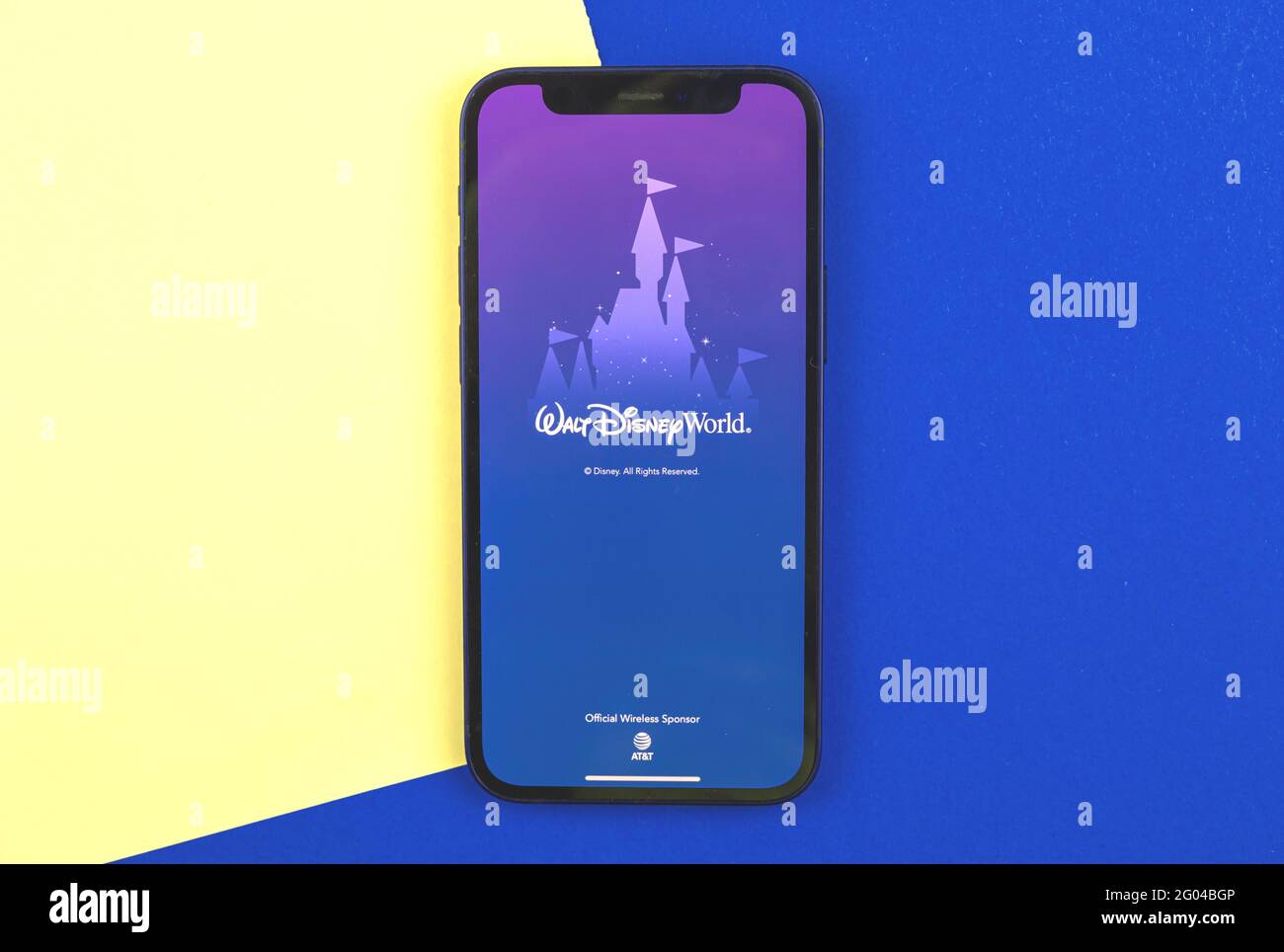 Kharkov, Ucraina - 28 maggio 2021: La mia app Disney Experience, l'app Walt Disney World sullo schermo di Apple iPhone 12 mini Foto Stock