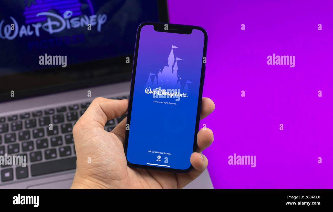 Kharkov, Ucraina - 28 maggio 2021: L'uomo usa la mia esperienza Disney, l'app Walt Disney World, logo sullo sfondo del laptop Foto Stock