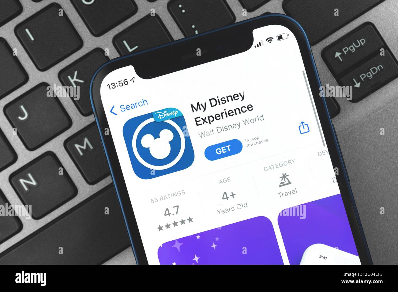 Kharkov, Ucraina - 28 maggio 2021: La mia applicazione Disney Experience sullo schermo di Apple iPhone, sfondo tastiera laptop Foto Stock