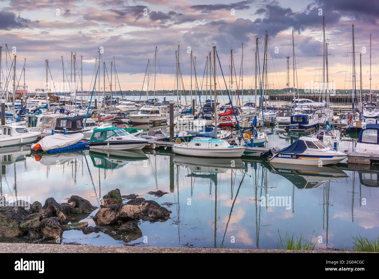 Tramonto cielo su Town Quay Marina a Southampton, Hampshire, Inghilterra, Regno Unito Foto Stock
