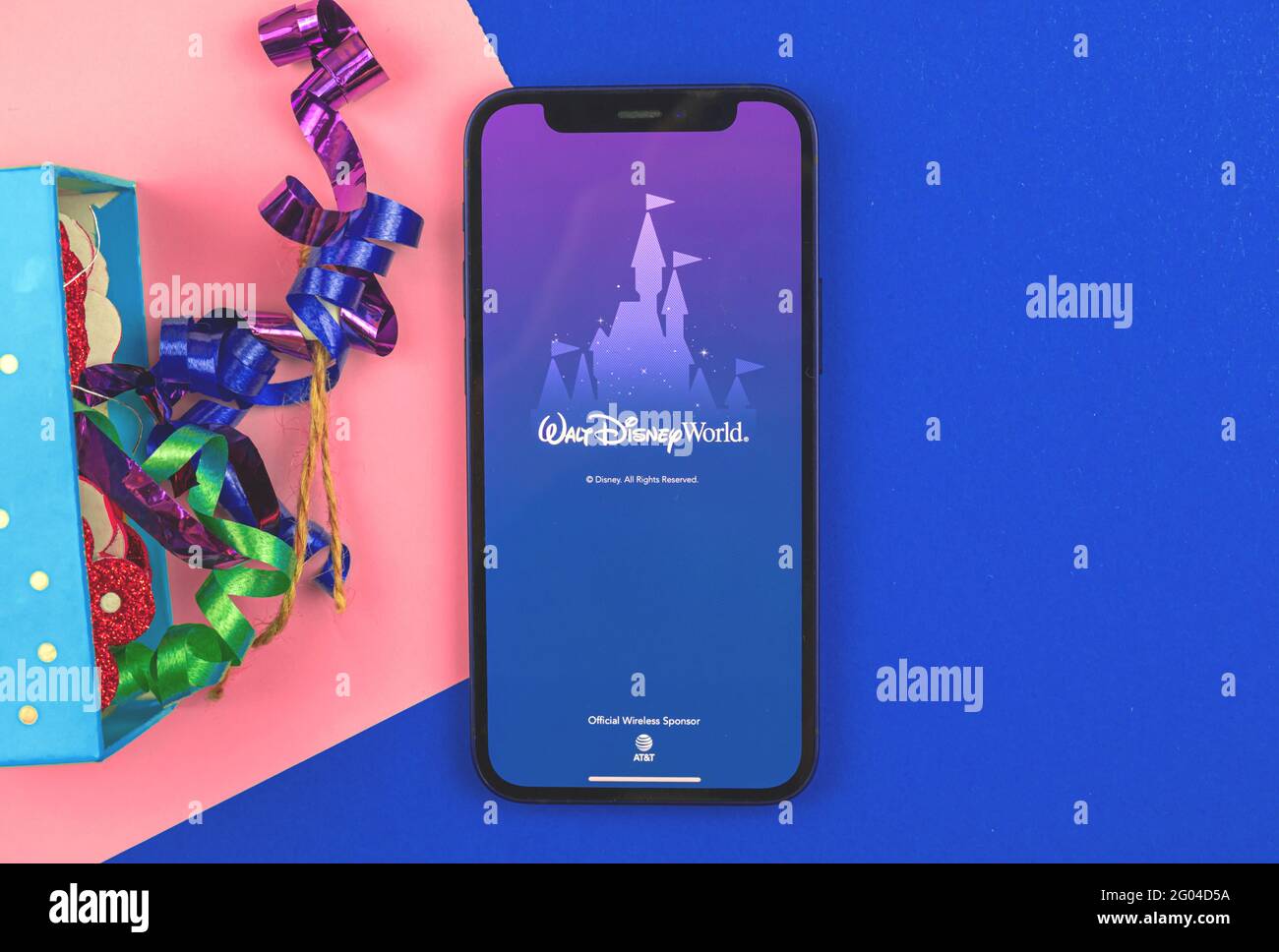 Kharkov, Ucraina - 28 maggio 2021: Il mio logo di applicazione Disney Experience sullo schermo di Apple iPhone 12 Foto Stock
