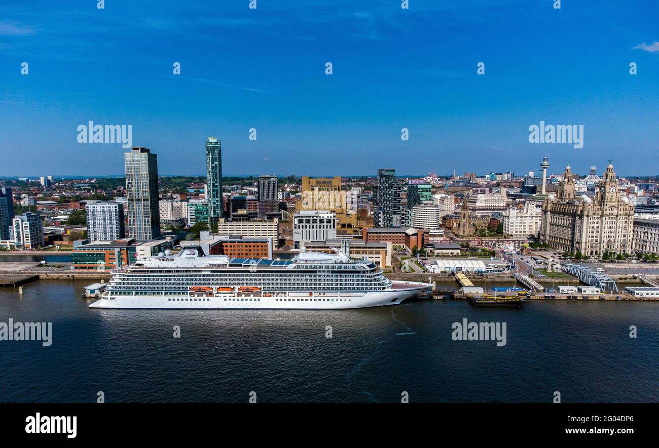 Una vista aerea del lungomare di Liverpool con la nave da crociera Viking Venus al terminal delle navi da crociera. Data immagine: Lunedì 31 maggio 2021. Foto Stock