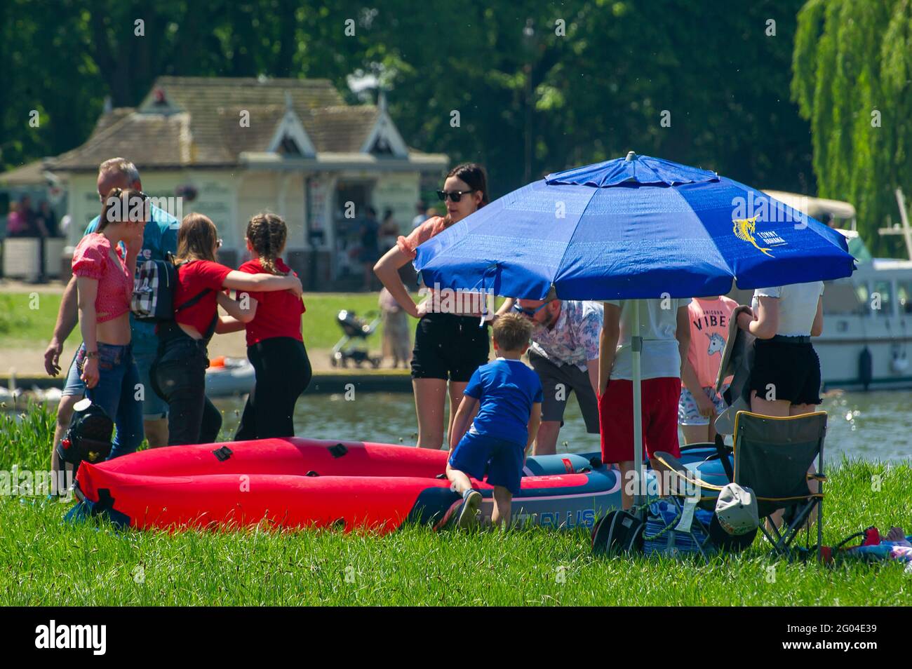 Eton, Windsor, Berkshire, Regno Unito. 31 maggio 2021. Il giorno più caldo del 2021, finora, la gente era fuori prendere il sole, avendo picnic sul Brocas e camminando vicino al fiume Tamigi a Eton, Windsor oggi. L'abolizione della maggior parte delle restrizioni di blocco del Covid-19 ha riportato in vita la città famosa per la sua scuola pubblica, l'Eton College. Credit: Maureen McLean/Alamy Live News Foto Stock