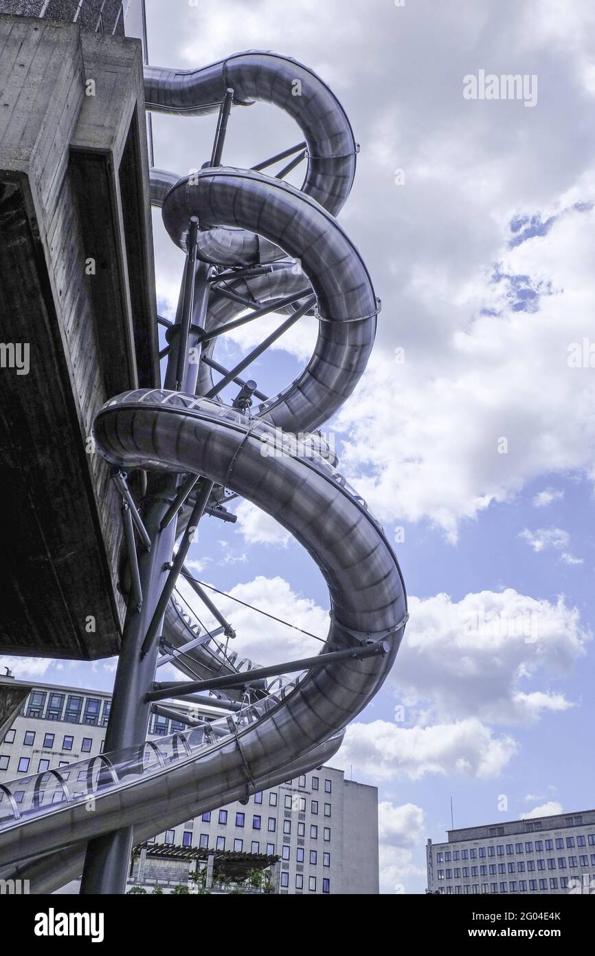 LONDRA, REGNO UNITO - 26 luglio 2015: Una slide Carsten Holler sul lato della Hayward Gallery. Questa è stata l'uscita dalla sua mostra e divertimento per sbarazzarsi Foto Stock