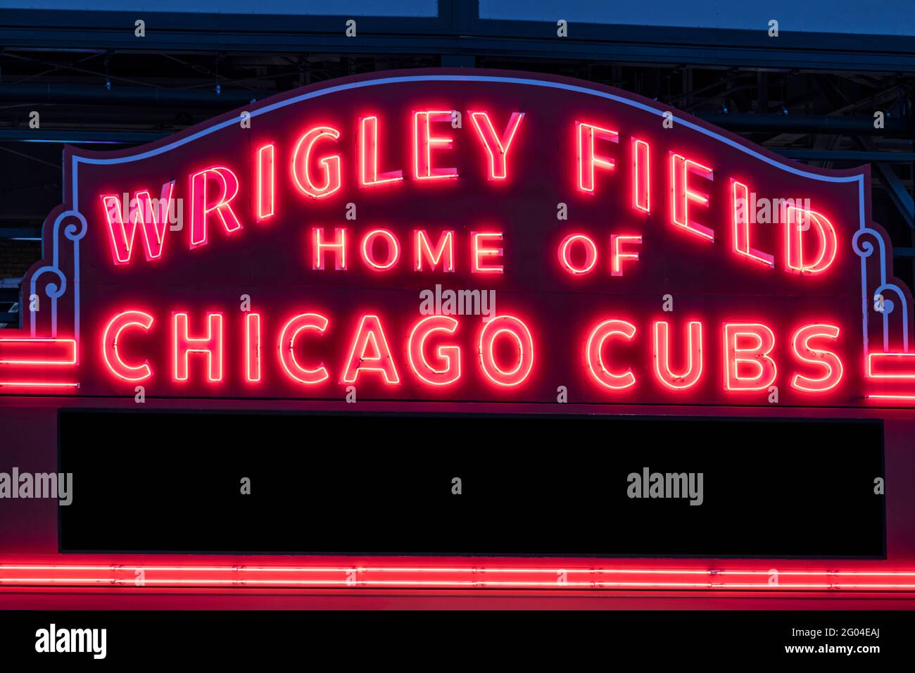 Chicago - circa Maggio 2021: Wrigley Field Casa dei Chicago Cubs in luci al neon rosso con spazio per la copia. Wrigley Field ospita i Cubs dal 1916. Foto Stock