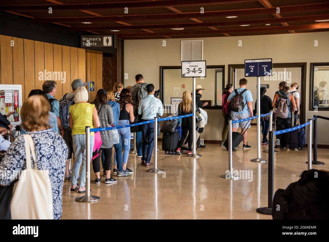 Persone in linea che salgono a bordo del loro aereo all'aeroporto internazionale Daniel K. Inouye di Honolulu Hawaii. Foto Stock