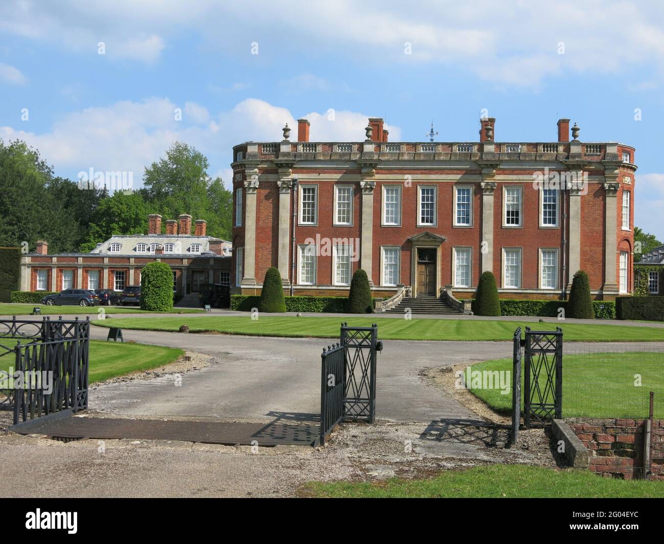 Vista della Cottesbrooke Hall, costruita da mattoni rossi e pietra locale Duston c. 1705 e con ornamenti, tra cui pilasters e parapetti Corinzi. Foto Stock