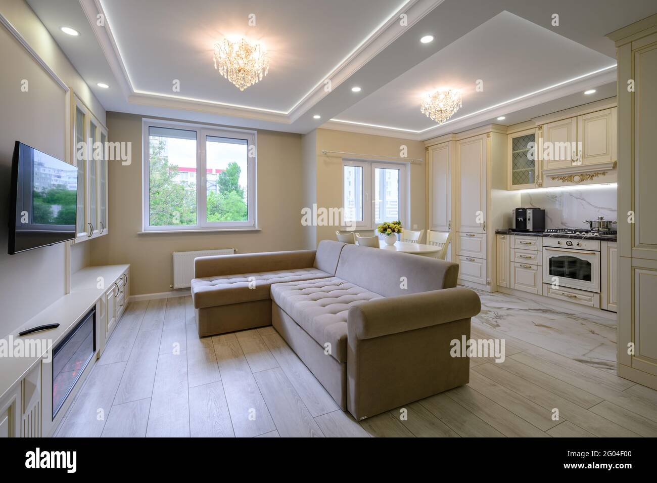 Ampia e moderna, lussuosa cucina e sala da pranzo nel monolocale Foto Stock