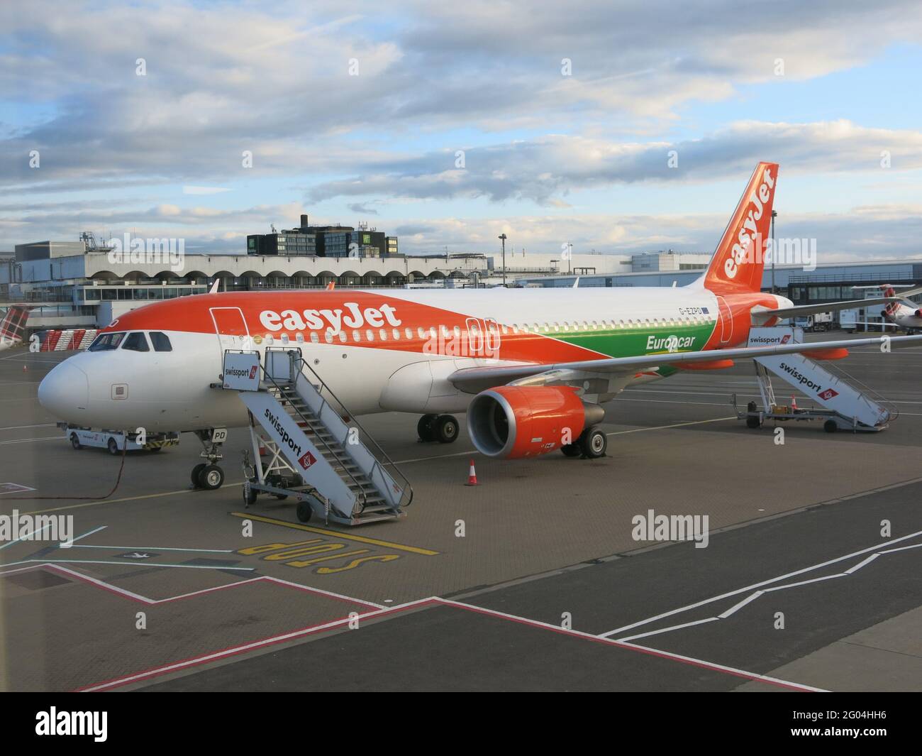 Un aereo easyJet al terminal dell'aeroporto di Glasgow pronto per l'imbarco per un volo nazionale. Foto Stock