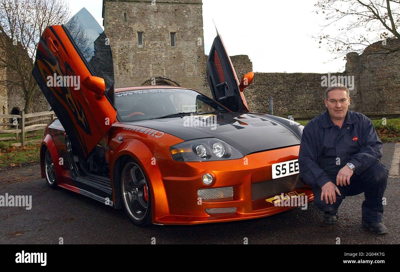 Steve Shanks con la sua Hyundai Coupe che ha speso oltre£60,000 su Pic Mike Walker, 2005 Foto Stock